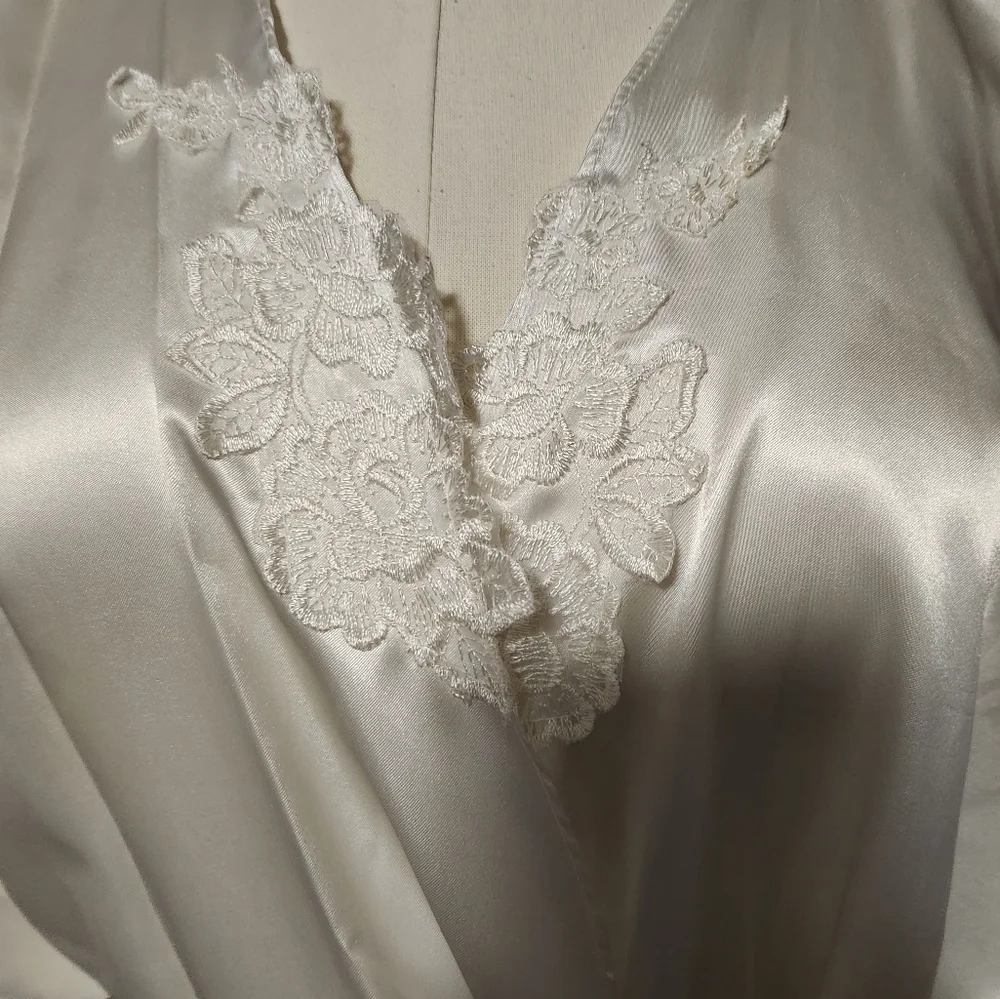 WHITE SATIN ROBE - Picture 5 of 7
